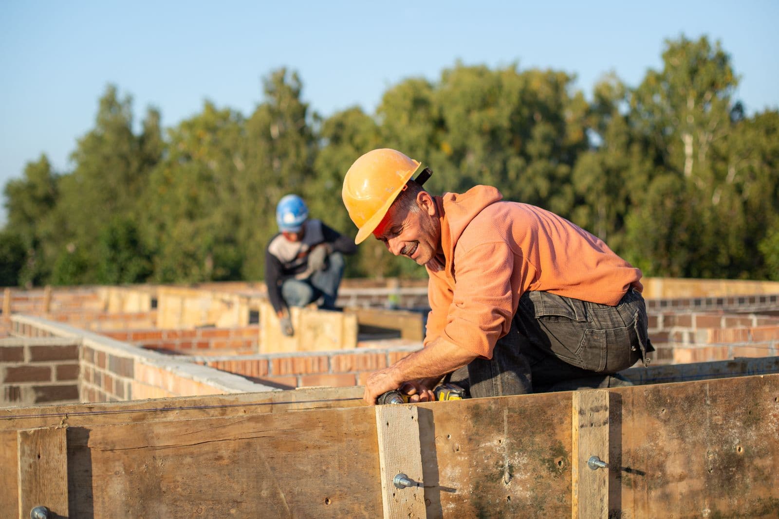 Arbeiter mit Schutzhelm auf einer Baustelle