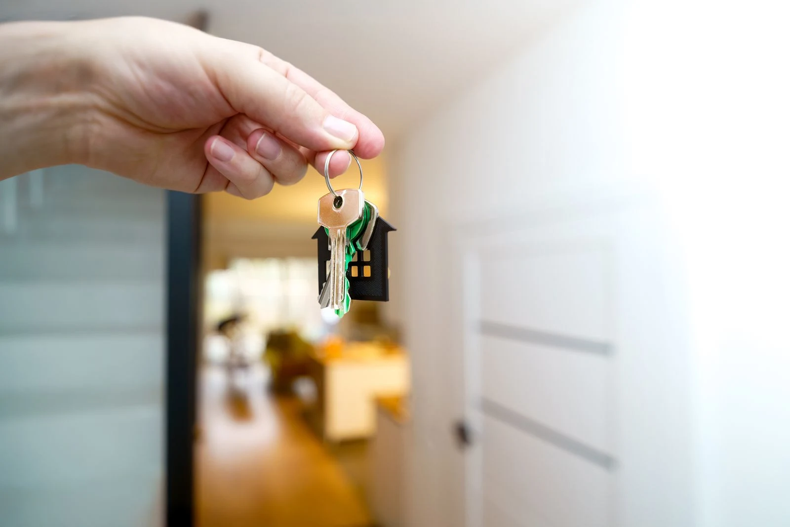 Hausschlüssel in einer modernen Wohnung