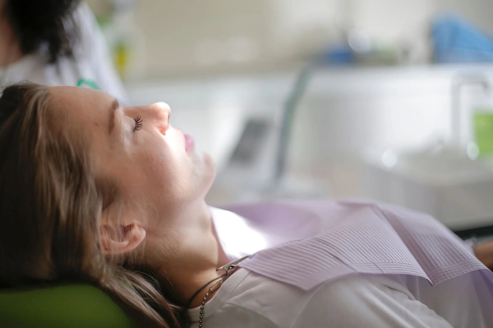 Patientin auf dem Behandlungsstuhl in einer Praxis